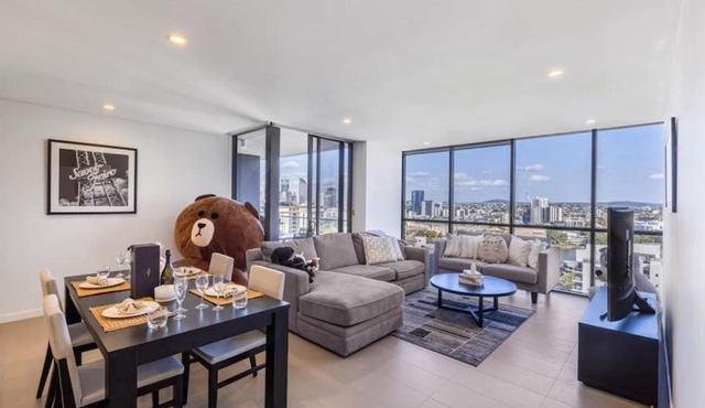 Riverview 2BR delicate Apt, 1min to train station