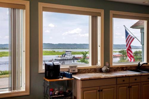 Riverview, 5BR, Hot tub, Fireplace, Arcade Game