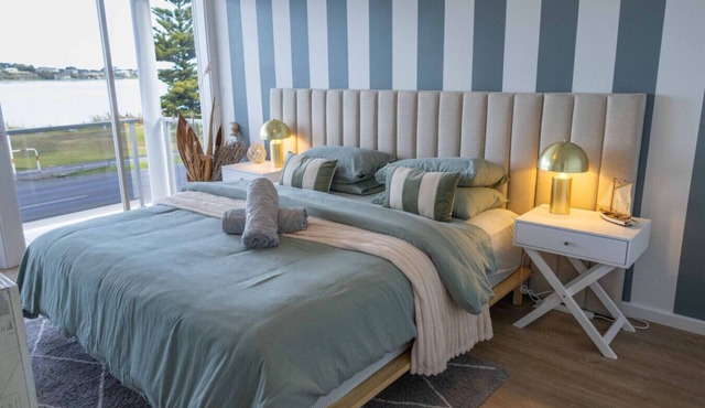 RiverView - Absolute Water Frontage