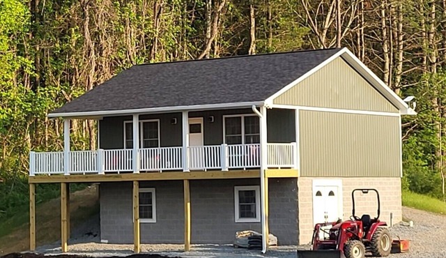 RiverView Cabin 2 Bedroom/1 Bath, Deck w/Hot Tub & Beautiful View/Fire Pit/Grill