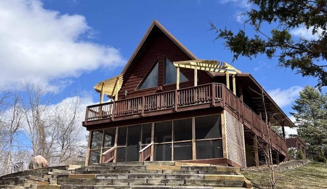Riverview Cabin! Overlooking the Mississippi River with year-round HOT TUB!
