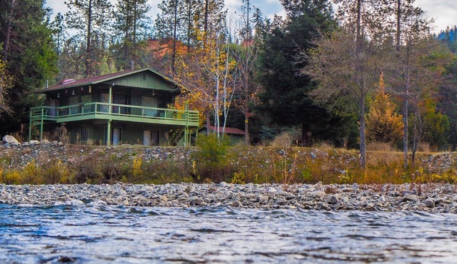 RiverView Cabin steps from the Trinity River and 10-minutes from Weaverville