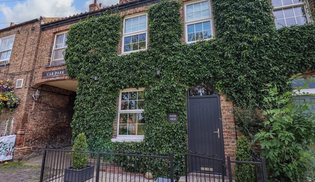 RIVERVIEW, family friendly, luxury holiday cottage in Stamford Bridge