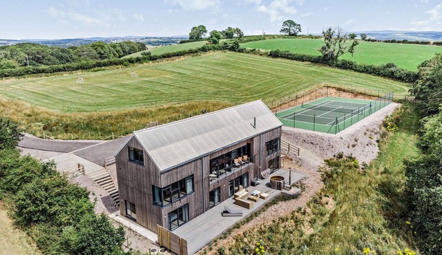 Riverview Farmhouse - Six Bedroom House, Sleeps 10