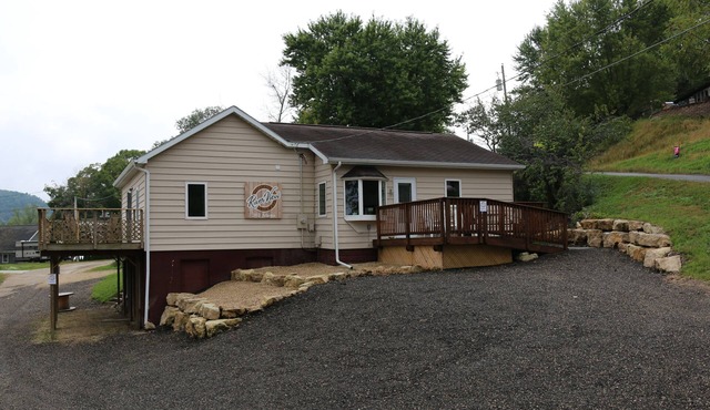Riverview Getaways (only 13 miles to La Crosse WI or Iowa border)