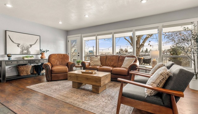 Riverview Home - walking trails - convenient location