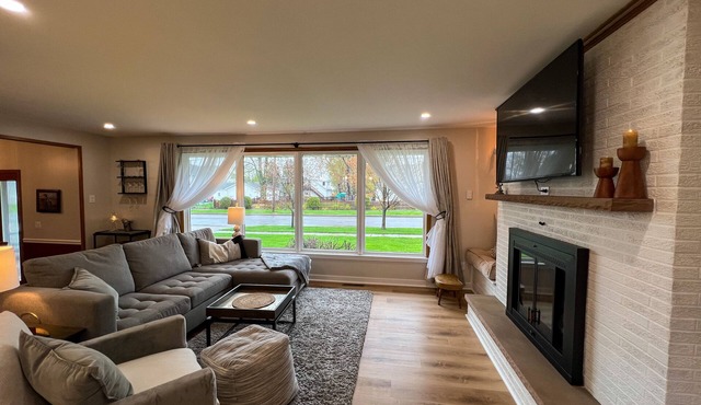 Riverview House: 13 miles to Niagara Falls and 12 miles to Buffalo