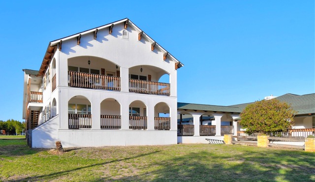 Riverview House, Lower Unit, 2BR/1BA, Balcony, Sleeps 6