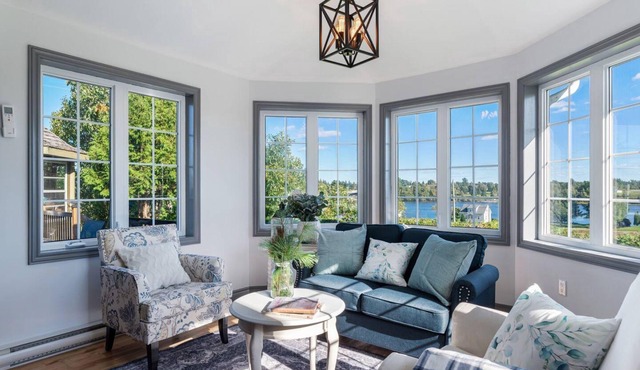 Riverview, King bed main floor, 4 bedroom, 2 bathroom Farmhouse.