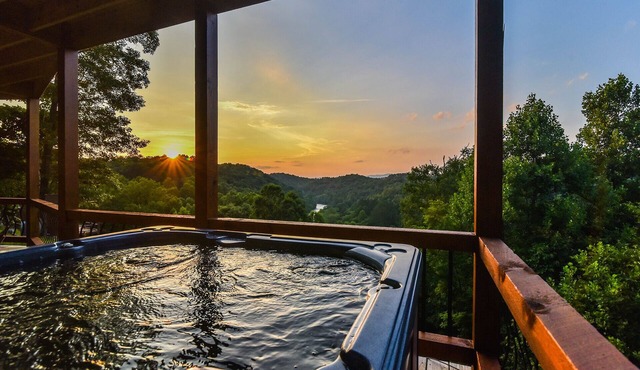 Riverview Lodge – 5 Suites, River Access, Mountain Views, Hot Tub