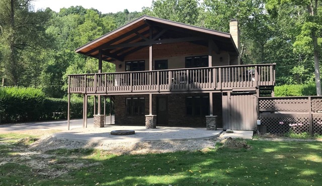Riverview Lodge - Riverfront Home with Hot Tub
