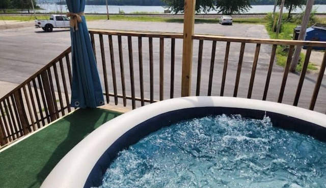 RiverView Lux: 420 Friendly Damage Control, private deck w/hot tub