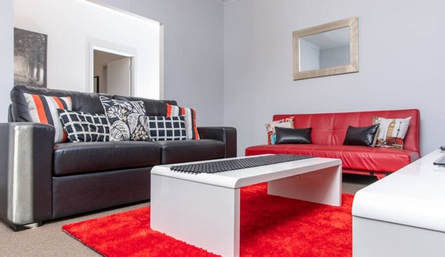 Riverview- Modern 3 Bedroom sleeps 2-8