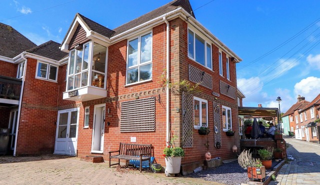 RIVERVIEW, pet friendly, country holiday cottage in Hamble