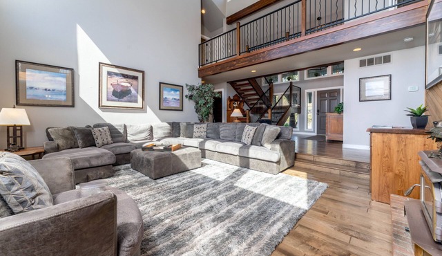 Riverview Pool Villa near Chelan, and Hot Tub!