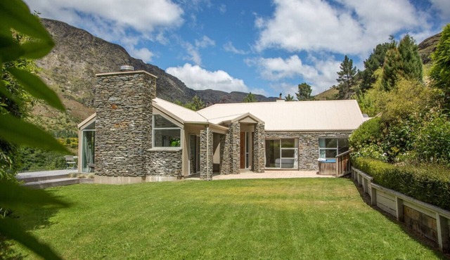 Riverview Retreat by MajorDomo - 4-Bedroom Home