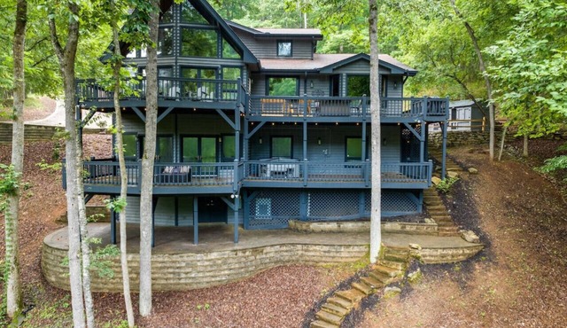 Riverview Retreat - Hot Tub/Pool Table/River Front /Fire Pit!