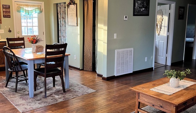 Riverview Retreat II, Charming 2 BR apartment with WiFi in Chapmanville, WV