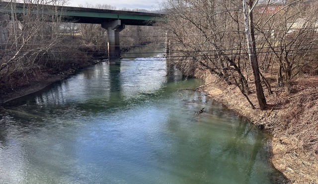Riverview Retreat Apartment, minutes to Hatfield and McCoy Trails, State Park