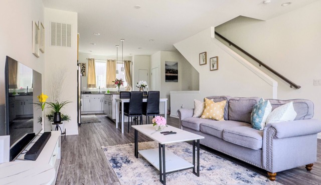 Riverview Retreat: 3BR Oasis w/Rooftop & Garage