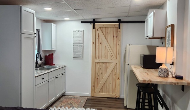 Riverview Studio Apartment. Weekly/Monthly Discounts! Wifi. Convenient Location.