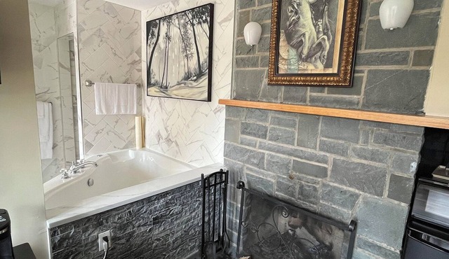Riverview Suite w/Queen or King Bed and Jacuzzi Tub