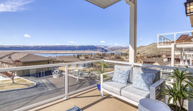 Riverview Townhome, w/access to hot tub, pools, golf, boat launch & more!