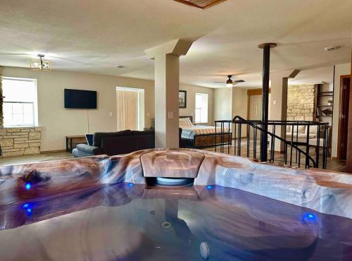 Riverview Villa - Hot Tub Suite (River Rock Inn)