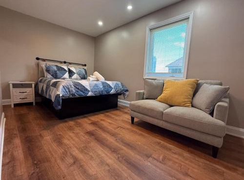 Riverview Walk to Falls Newly Renovated 6 BDRMS