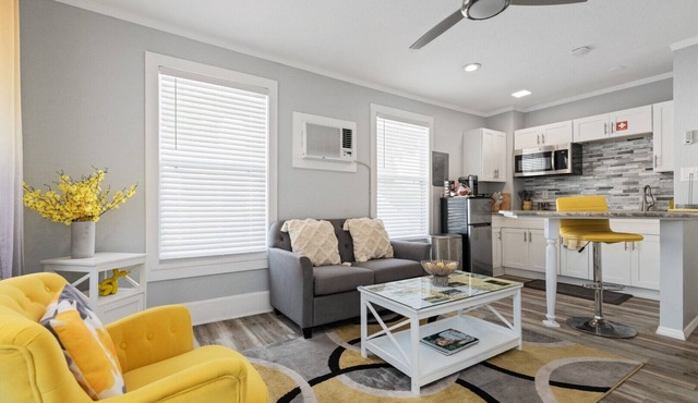 Riverview Yellow: Downtown Melbourne Apartment