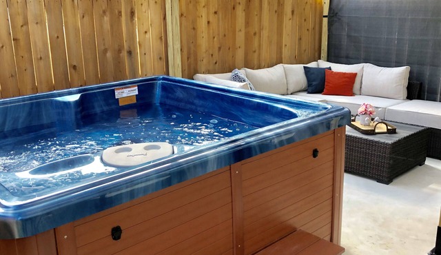 RIVERWALK/ALAMODOME TOWNHOME - WITH HOT TUB & Wood Fire Pit!1 MILE TO RIVERWALK