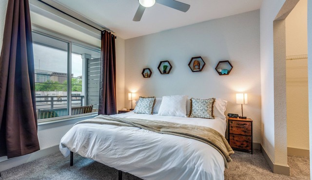 Riverwalk Apt Pool, Gym, King Bed & Free Parking