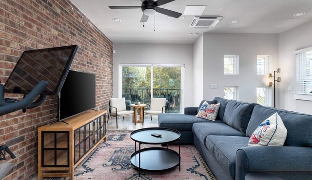 Riverwalk-Pearl Luxe Townhome | 1mi. Pearl Brewery