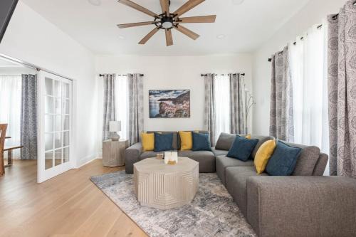 Riverwalk Pearl Zoo Museums Pool 5 BR 4 full and 1 half Baths