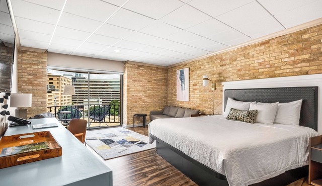 RiverWalk Plaza - Junior Suite King