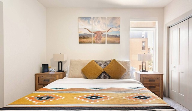 Riverwalk & Pool View Condo Pets & Free Parking