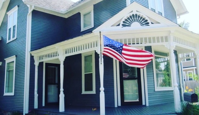 Riverwalk Retreat on Main. Spacious updated Victorian Home in the heart of Niles