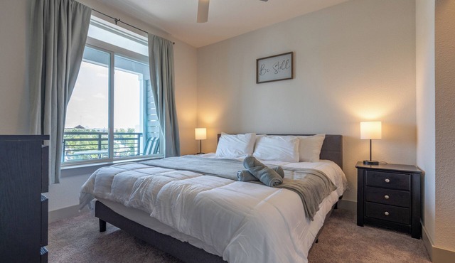 RiverWalk Top Floor City View Apt w/King Bed, Infinity Pool, Gym & Free Parking