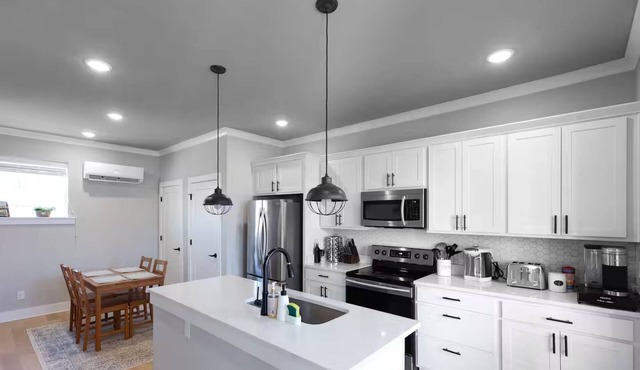 Riverwalk Townhome - 2 Full Bath & Free Parking