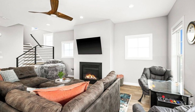 RiverWest Four Seasons - Dog Friendly- Kids Play/Game Area