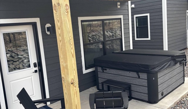 RiverWest Nordic Nest-Hot Tub-Sauna-Dogs