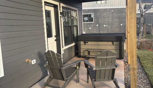 RiverWest Northern Retreat -Hot Tub - Sauna - Dogs Allowed