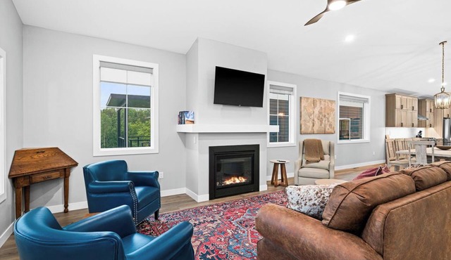 RiverWest Stones Throw Chalet - Sauna - River Front - Sauna - Dog Friendly