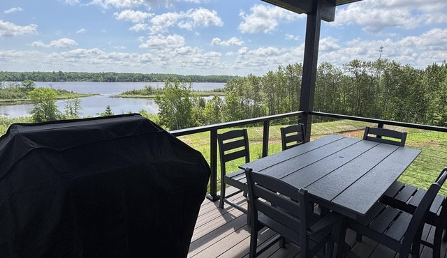 RiverWest Superior Chalet - River Front - Sauna - Dog Friendly