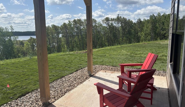 RiverWest Trails End Chalet -River Front - Dog Friendly