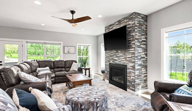 RiverWest Up North Oasis- Base Spirit Mtn-Sauna-Trails-Dog Friendly