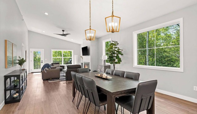 RiverWest Vista - Riverfront, Sauna, Dog Friendly