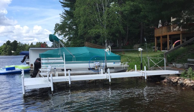 Riverwood Cottage-In town, on Eagle River chain of lakes and golf course views.