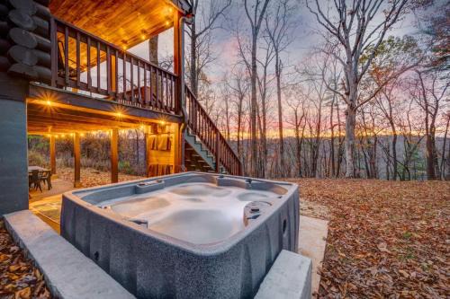 Riverwood - James River Cabin, Riverfront with Hot Tub and Mountain Views!