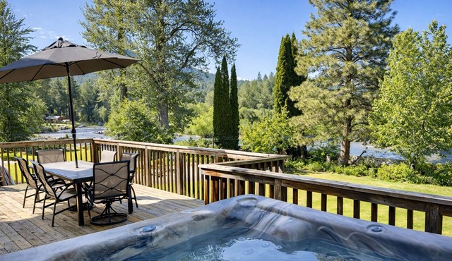 Riverwood Lodge-River! Views! Yard! Hot Tub! BBQ